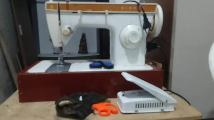 Máquina de costura em ótimo estado pra vender logo 600 reais marca Singer