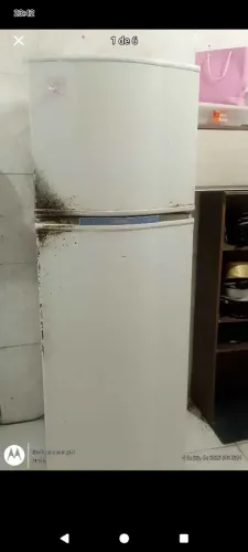 Vende-se uma geladeira Frost Free com marcas de uso 