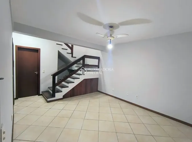 Imóvel para aluguel possui 120 metros quadrados com 3 quartos em Rio Tavares - Florianópol