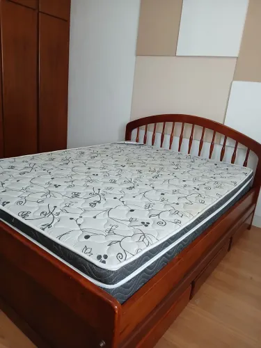 Cama de madeira maciça com 6 gavetões semi nova e colchão Master Spring em molas .