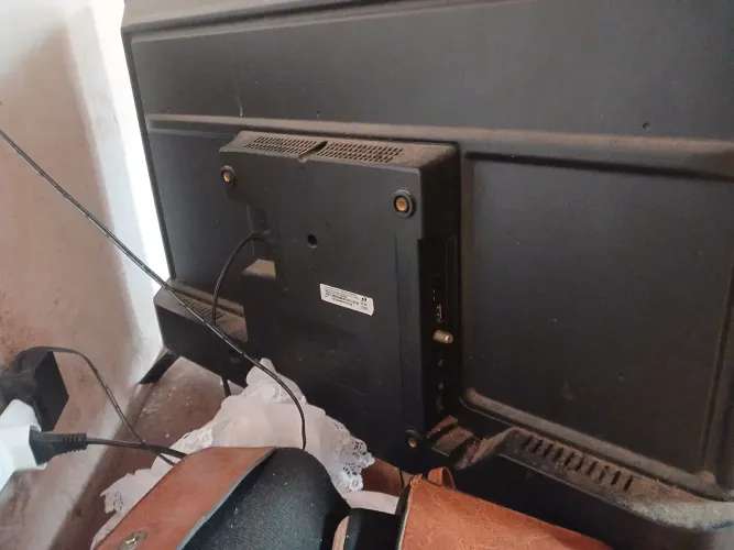 Vendo televisão smart de 32 polegadas seminova