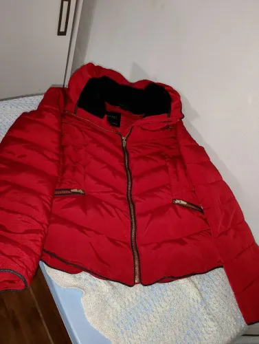 JAQUETA ACOLCHOADA C/CAPUZ E ZÍPER ZARA