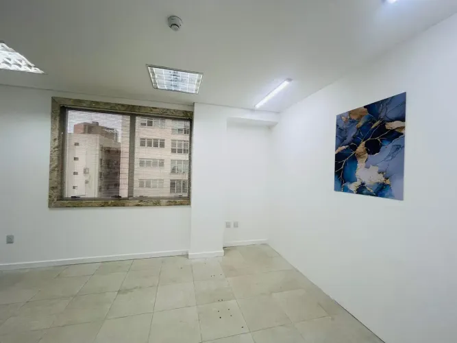 Sala Comercial no Centro de Itajaí Localização Estratégica na Av. Marcos Konder