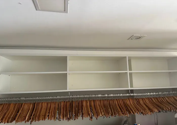Estante Aérea em MDF Branco com Nichos para Loja ou Estoque