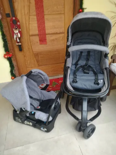 Carrinho de bebê com bebê conforto