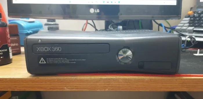 Xbox 360 Slim com Defeito (Para Retirada de Peças / Conserto)