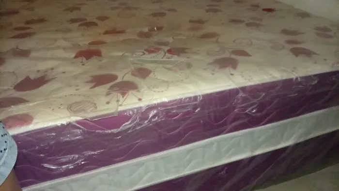 Cama semi nova no plástico ainda 