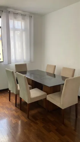 Mesa com base em madeira maciça e tampo de vidro | 6 cadeiras