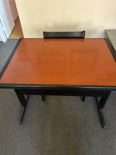 3 Mesas de escritório em madeira, 1m(largura) X 72cm (profundidade) X (70cm altura)