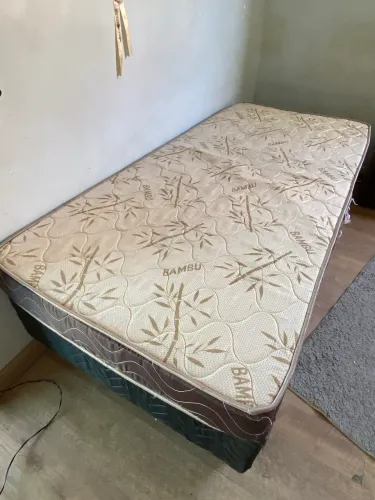 Cama box de solteiro com um colchão