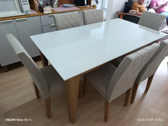 Mesa li seis cadeiras tampão em laka cadeiras em MDF base quatro pés