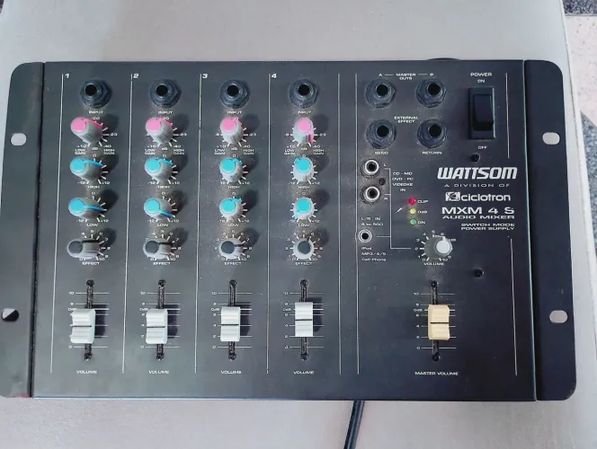 Mesa de som 4 canais Wattson Ciclotron