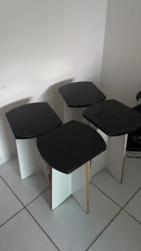 Mesa com bancos