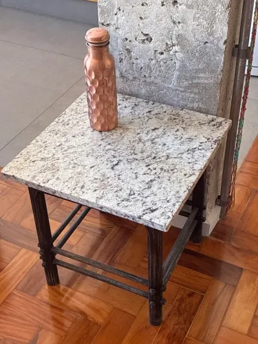 Mesinha pequena mármore e madeira