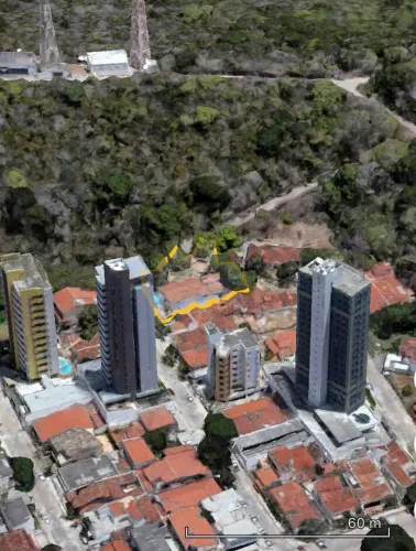Terreno de esquina com casa ampla. Ideal para construção de edifício