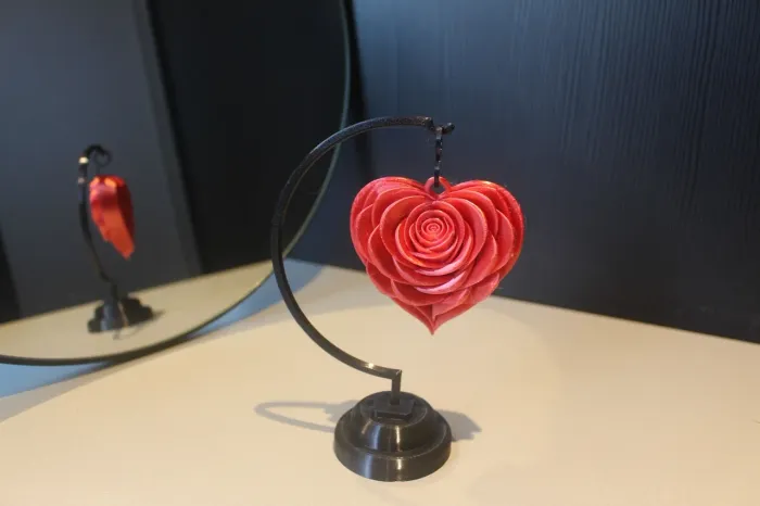 Decoração com coração de rosa 
