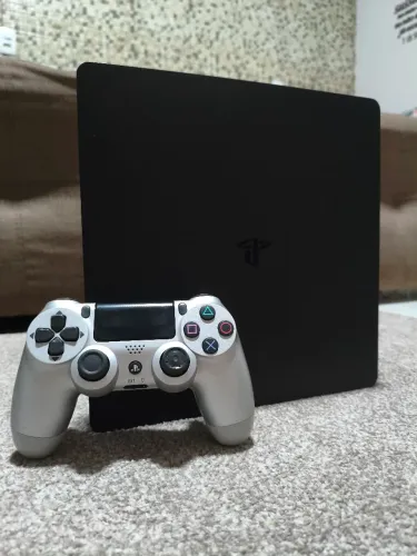 PLAYSTATION 4