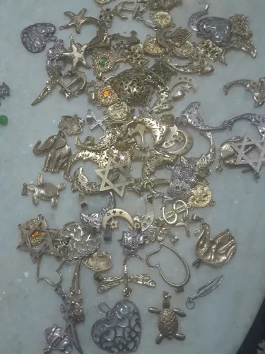 Peças de bijuterias pingentes dourado e prateado