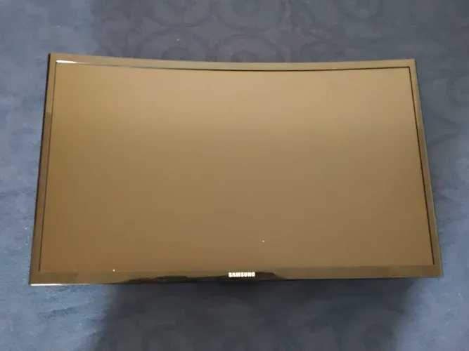 Monitor curvo com braço mecânico