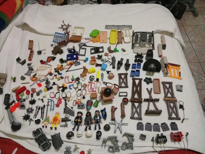 Lote de peças e bonecos Playmobil 