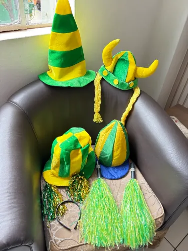 Chapéus e pompons para curtir a copa  jogos
