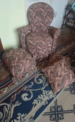 Poltrona pequena com banqueta e duas almofadas