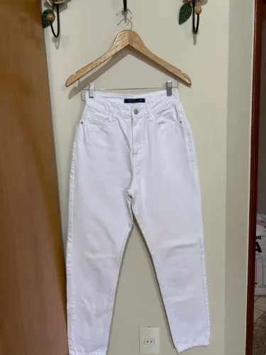 Ótima oportunidade! Calça Mom branca seminova