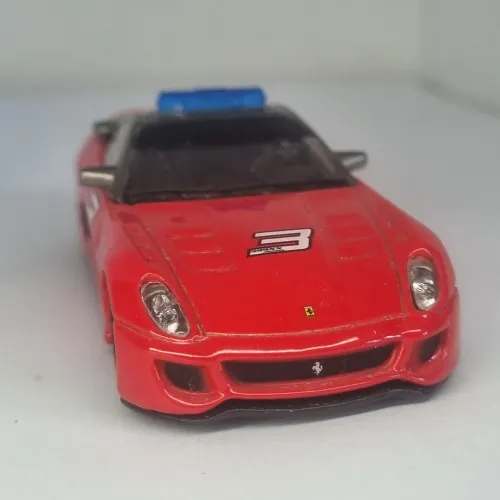 Ferrari 599 escala 1:43 pneus borracha