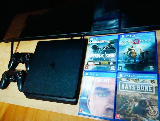 Playstation 4 em estado excelente com 2 controles e jogos