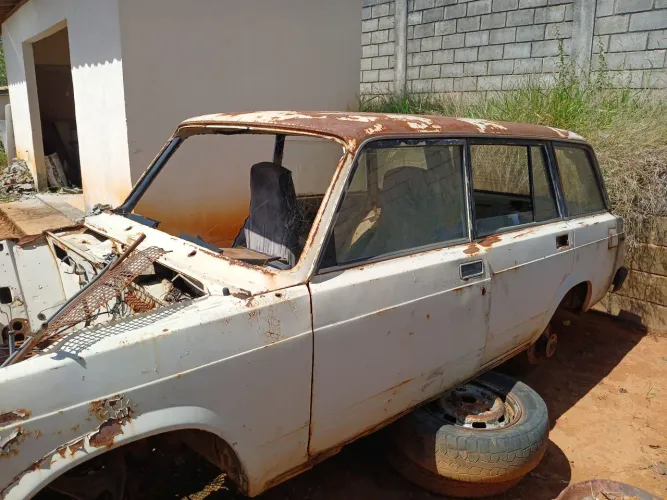 Sucata de Lada Laika SW (perua) 1.5 90/91 em peças e componentes 