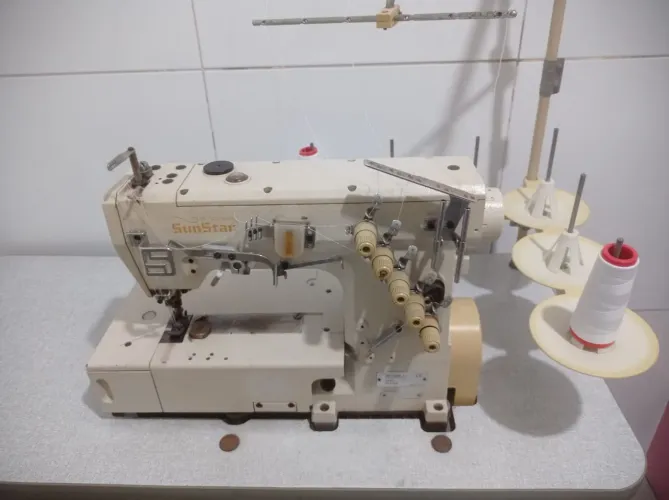 Máquina de costura galoneira