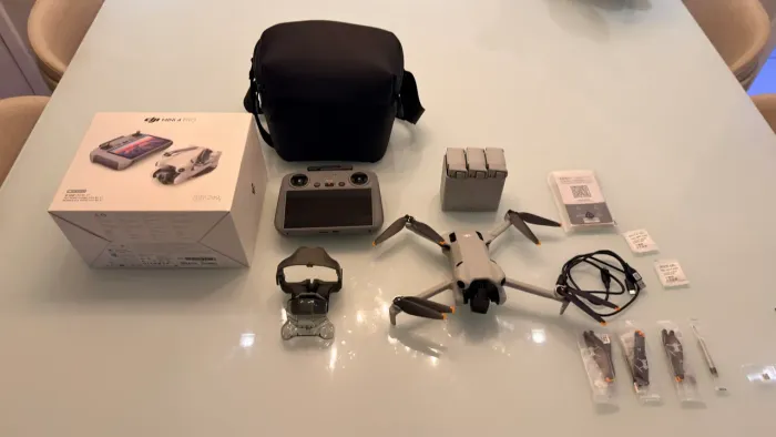 DJI Mini 4 Pro Fly More Combo RC 2 (Tela) + 3 Baterias | Estado de Novo