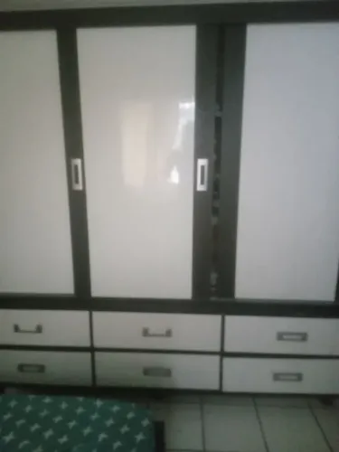 Guarda roupa todo em madeira 3 portas corredissa 6 gavetas maleiro interno,700 reais 