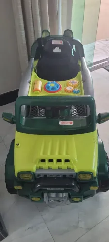 Carrinho infantil com guia e pedal