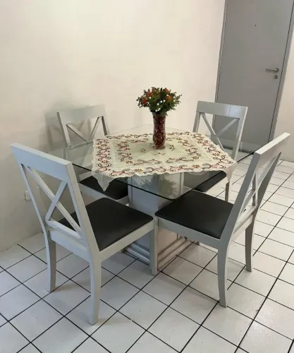 Mesa de madeira com tampo de vidro