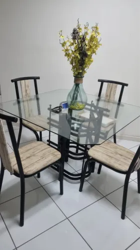 Mesa de vidro com 4 cadeiras