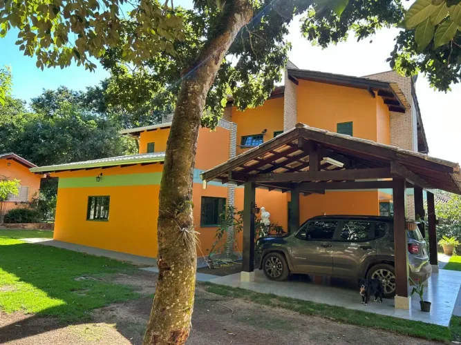Sobrado com 341 M² de área construída, terreno de 2.148 M², na cidade de Chapada