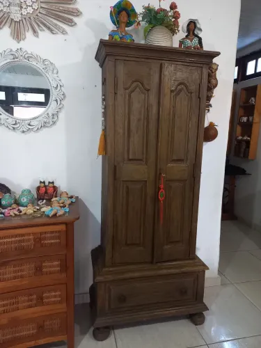 Uma linda cristaleira de madeira