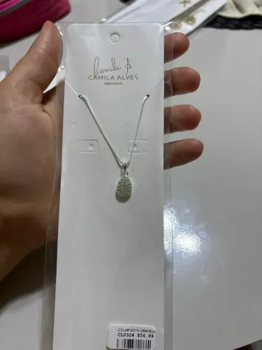 Colar Feminino Prateado com Pingente de Gota Cravejada