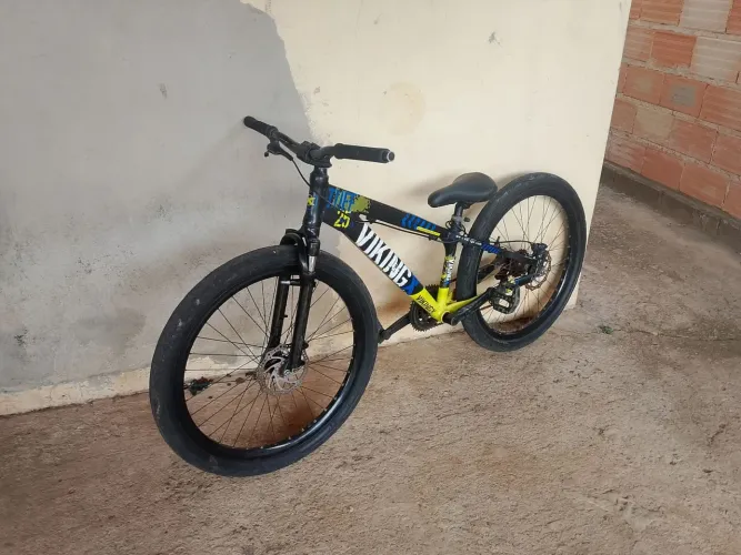 Vendo Vikingx usada, está em boa condição, vem com freio MT 200 e um par de kenda flame