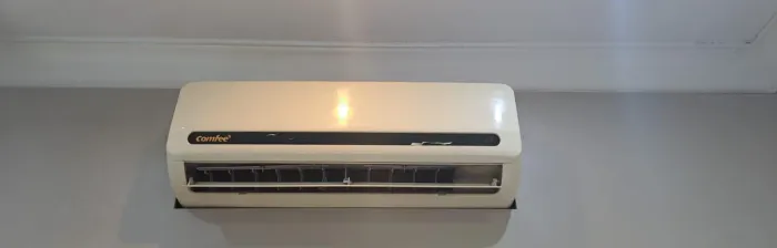 Vendo ar condicionado comfee de 9 mil btus com defeito