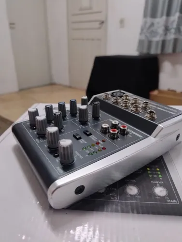 Mesa de som Behringer 502S