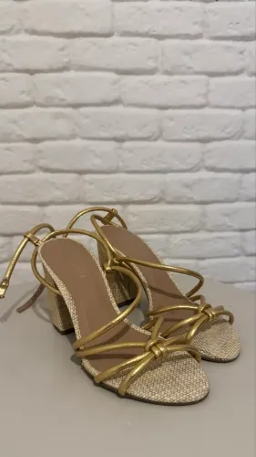 Sapato dourado 