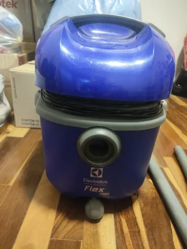 Aspirador de Pó e Água Electrolux 1400W 14L Flex com Dreno Escoa Fácil e Função Sopro Azul