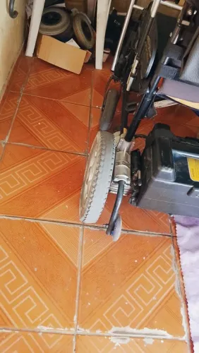 Cadeira de rodas motorizada semi nova,acompanha 4 rodas dianteira