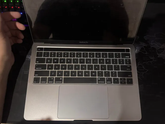 MacBook Pro touchbar 2020 defeito, tela 