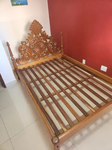 Cama de Madeira com Cabeceira Entalhada
