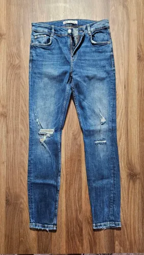 Calça jeans feminina Zara. Modelo destroyed 38 (corte pequeno). Bem conservada.