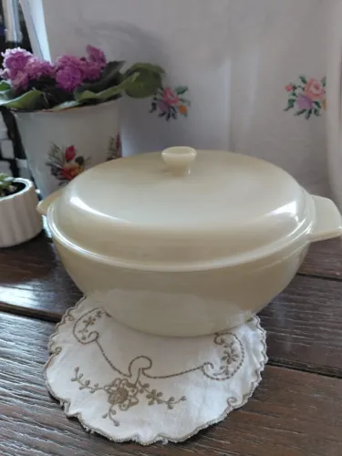 Sopeira com tampa vintage, marca COLOREX, em vidro opalino na cor creme, das décadas de 60