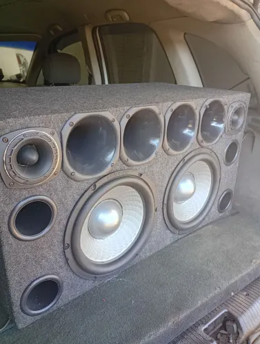 Caixa com dois Bravox de 12. 4 cornetas 2 tweeters 